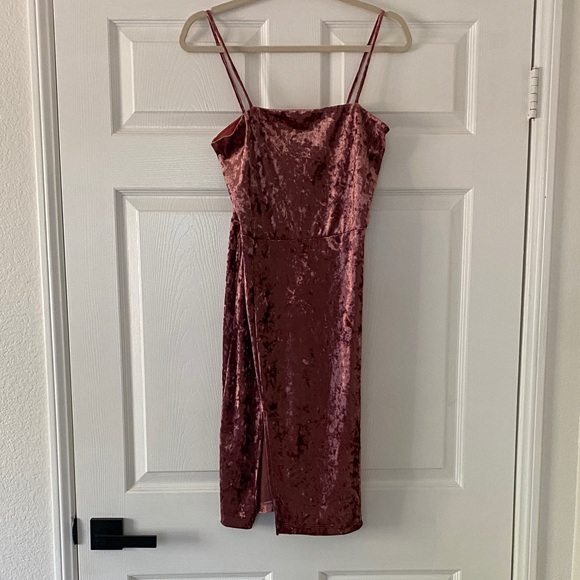 Guild Dresses & Skirts - Chic Velvet Midi Dress in Rose by [Brand]